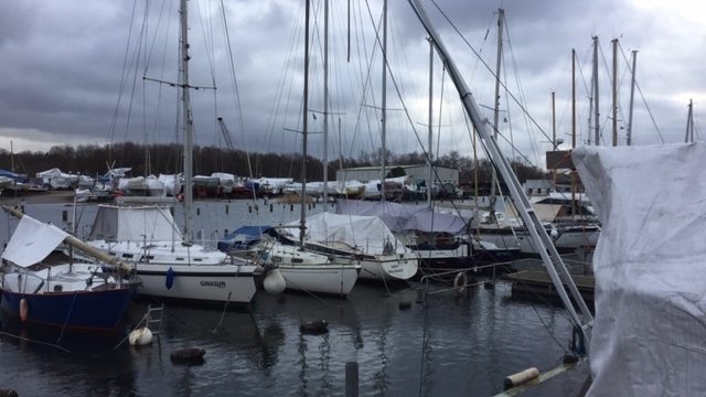 ... und bei unserem festen Steg ist richtig "Land unter" - die Boote sind nur schwimmend zu erreichen.