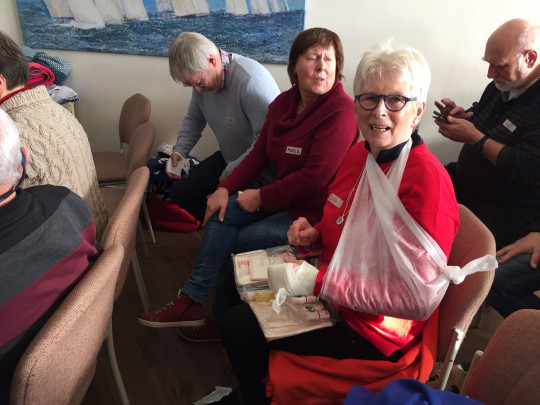 Für alle Fälle schon einmal eine Armschlinge angepasst, die hoffentlich nur bei anderen zum Einsatz kommt.