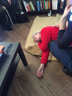 Eigentlich wollte Judith nicht schlafen, hatte sich jedoch als Probantin für die stabile Seitenlage zur Verfügung gestellt.