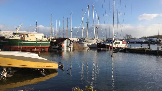 Von wegen "Hoch und trocken"- Das Wasser steht fast bis zur Messe ...