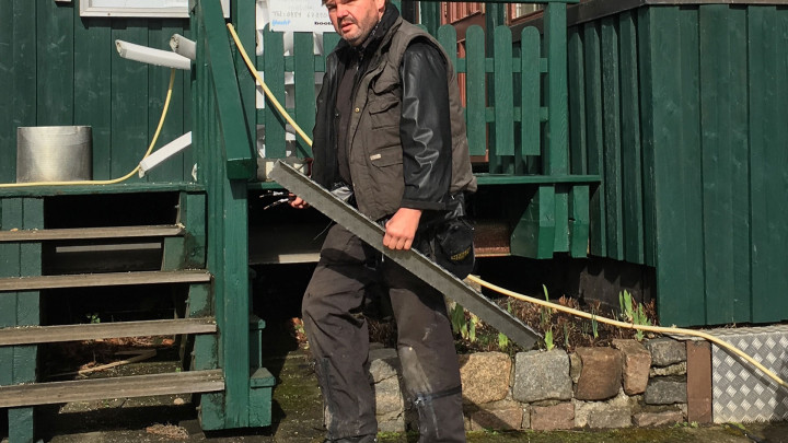 Platzwart Peter Nötzel im Einsatz ...