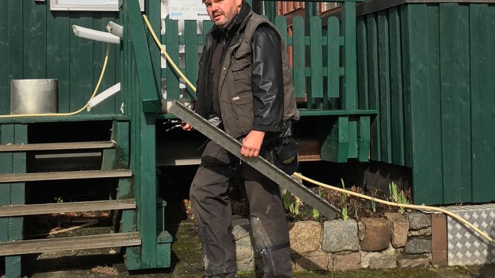 Platzwart Peter Nötzel im Einsatz ...