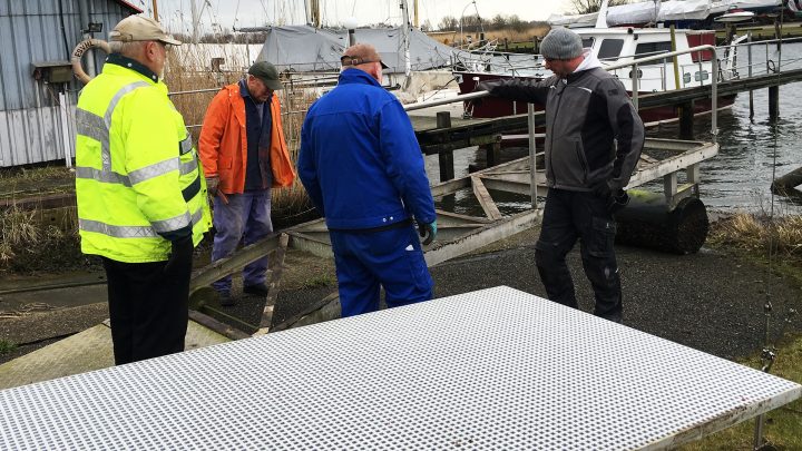 … während am Schwimmsteg das Konkrete besprochen wird …
