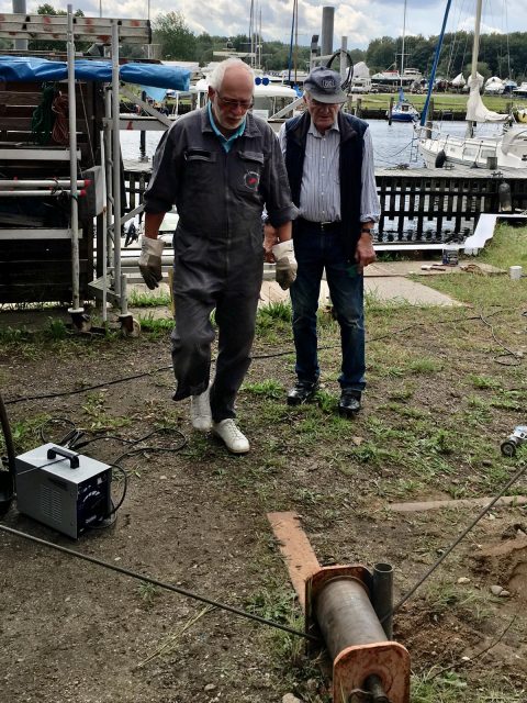 Peter und Thomas an der Umlenkrolle der unteren Querzugwinde