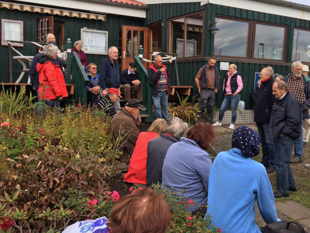 ... und natürlich lauschen alle gebannt seinen Worten ;-)