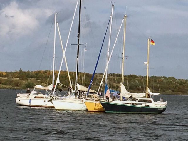 Alle Mann an einen Anker in der Schlutuper Wiek