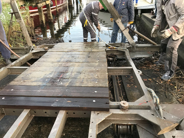 Der entgleiste Slipwagen ist wieder an Land ...