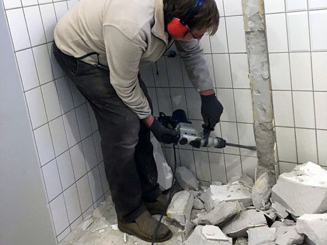 Gelegentlich musste der Bohrhammer ran ...
