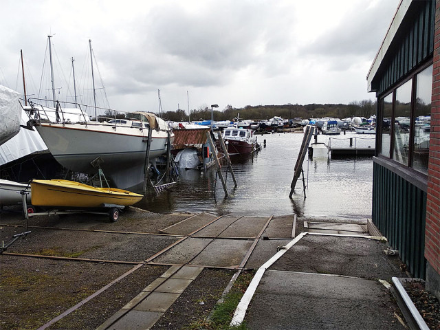Die aufgepallten Boote in der unteren Reihe ...