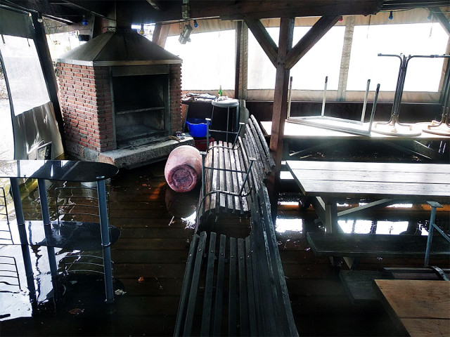 Und natürlich steht auch unser geiler Grillplatz unter Wasser ...