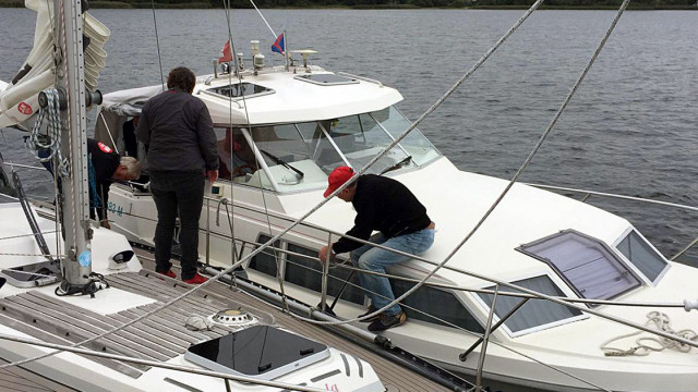 Und natürlich ordentlich festmachen: Harald bei Hans-Peter.