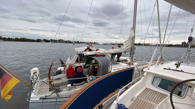 Kaffee und Kuchen auf der Backbordseite der Ju Ming ...
