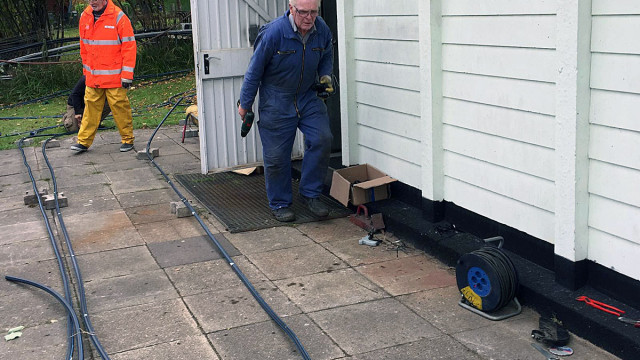 Bohrkommando im Einsatz: Siegfried bereitet die neuen Rohre vor ...