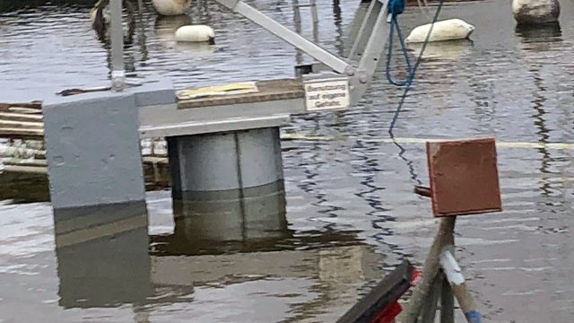 Apropos Mastenkran: Der steht auch im Wasser - nicht komplett, aber das Wasser kommt dem liebevoll restaurierten Drehkranz schon nahe ...