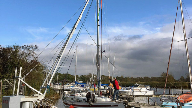 Zum Vergleich: So sieht das an gewöhnlichen Tagen an unserem Mastenkran aus ...