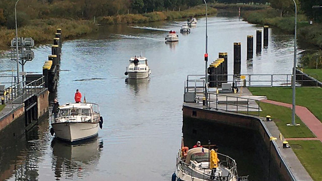 Der gesamte Verein auf der Kanalfahrt ...