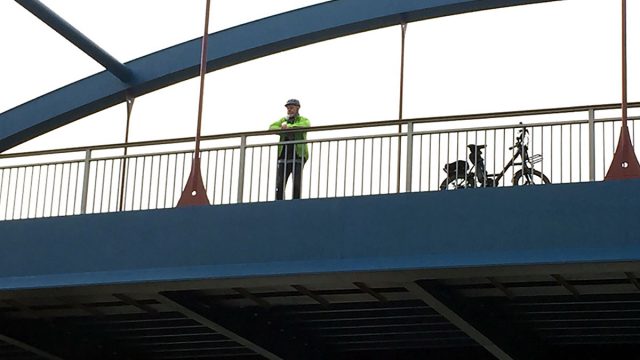 Peter begleitet die Kanalfahrt auf dem Fahrrad