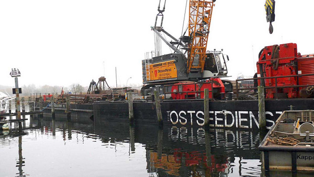 Mit dieser gewaltigen, schwimmenden Rüttelplatte ...