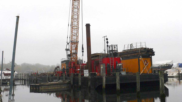 Der Kenner nimmt die vorschriftsmäßige Kennzeichnung des manövrierbehinderten Fahrzeug befriedigt zur Kenntnis ;-)