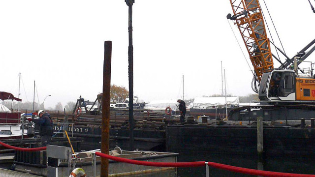 ... und dann die neuen Pfähle in den Grund getrieben.