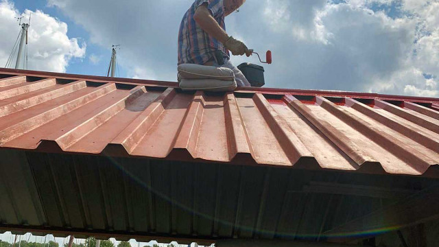 Torge schwingt die Farbrolle ...