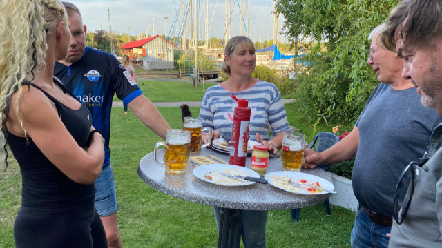 Und an den Stehtischen wird gefachsimpelt.