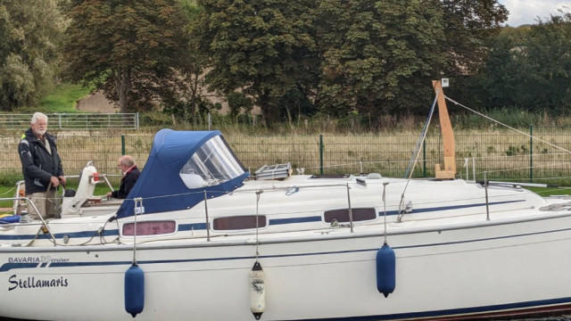 Eine Bavaria mit Minimast