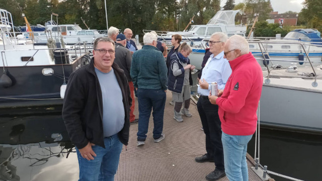 Wie in der christlichen Seefahrt üblich, gibt's einen Anlegerschluck ...